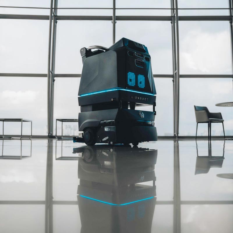 Le robot nettoyeur R3 nettoie l'aéroport.