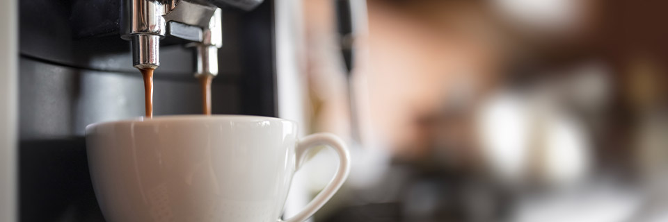Les bons produits pour une machine à café propre et hygiénique