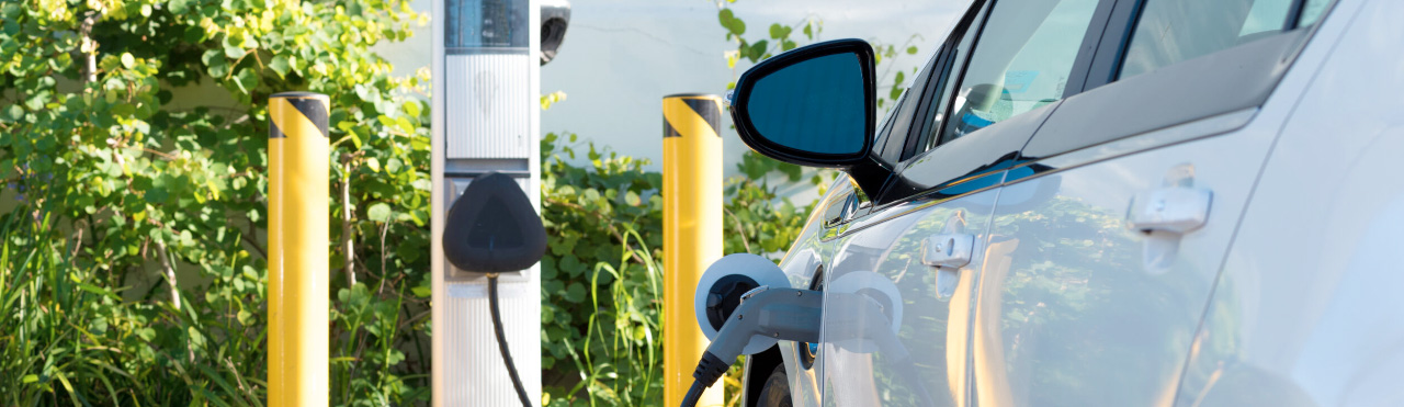 elektrische auto laadt op bij de laadpaal