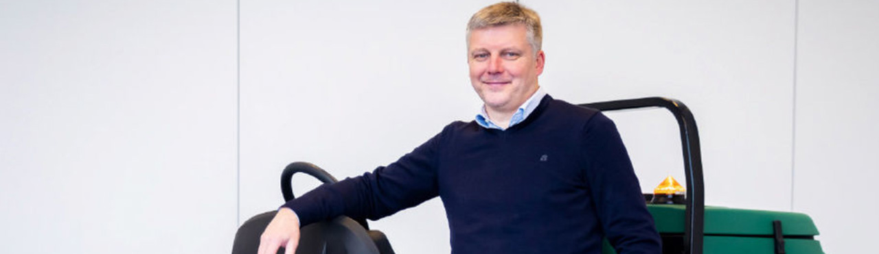 man voor een groene BOMA schoonmaakmachine