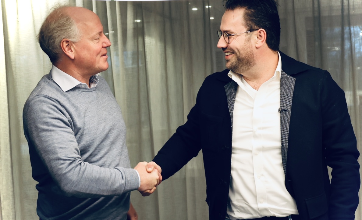 Deux hommes se serrent la main