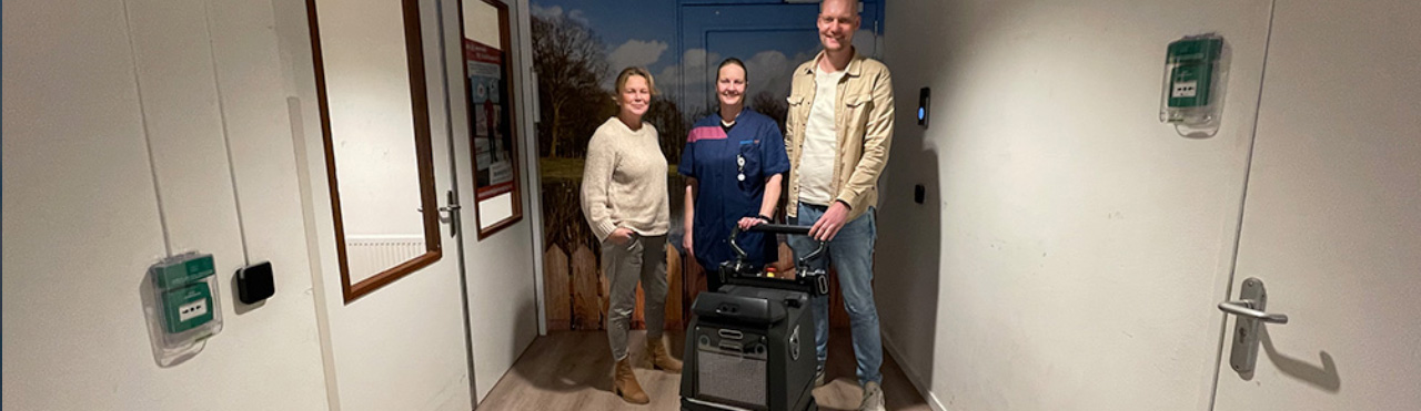 équipe de nettoyage travaillant avec un robot de nettoyage dans un environnement de soins