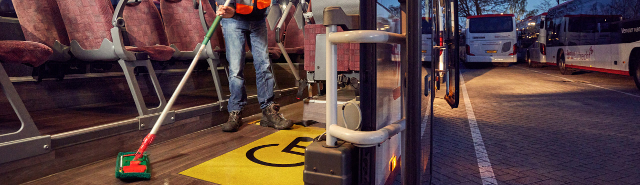 nettoyage de lintérieur dun bus urbain avec des produits probiotiques